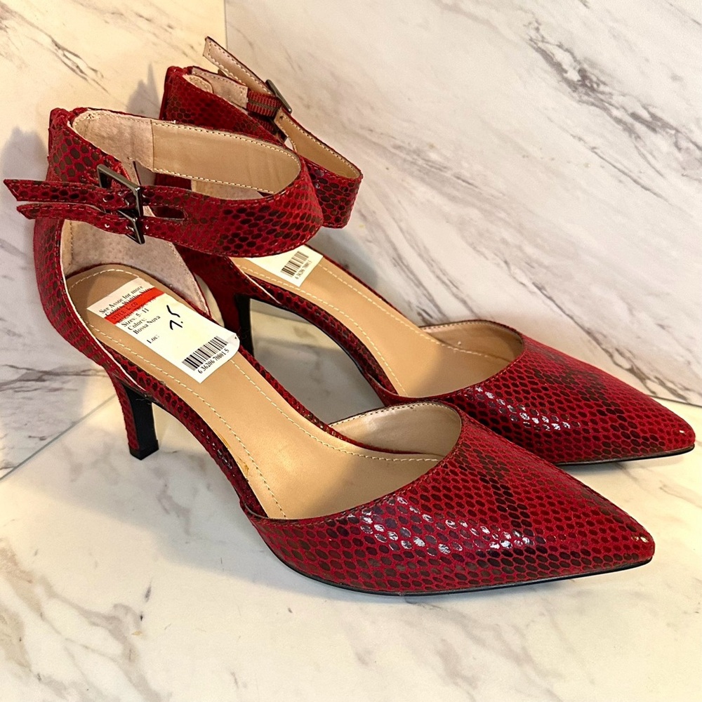 NWOT Wandah Snakeskin Pointed Toe Pumps - Red - Size 7.5M